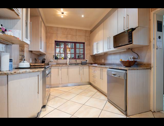 5 BEDROOM HOUSE FOR SALE IN BRACKENHURST